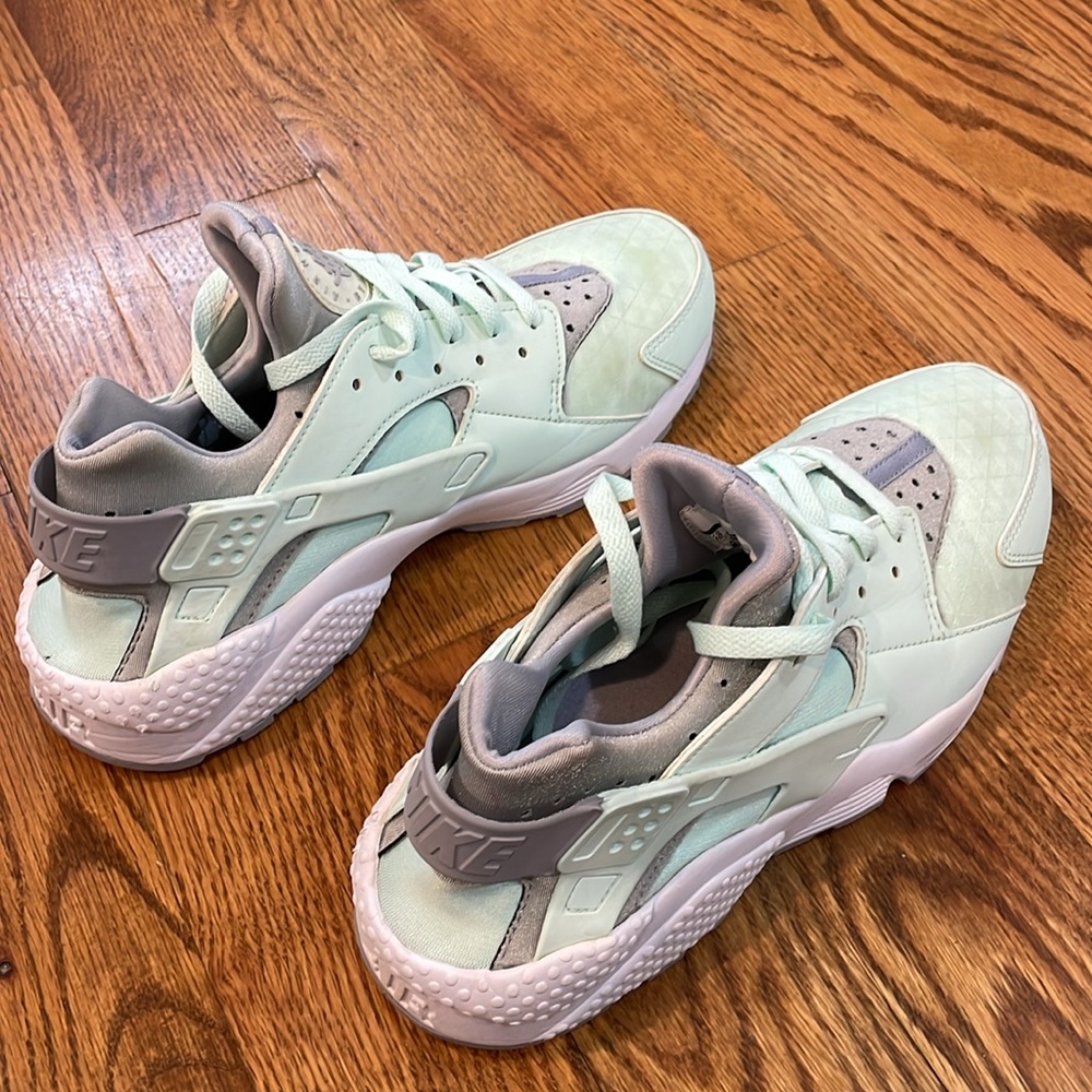 Women’s Nike Air Huarache Run Igloo Sneakers. Size 10. Excellent/Like New. - Picture 13 of 14